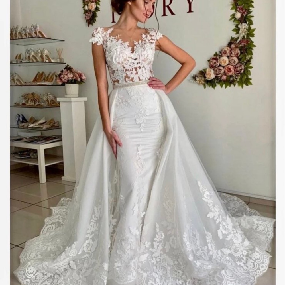 2017 Villa Nova Gown w/detachable train